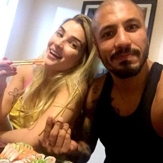 Ex-BBBs Aline e Fernando jantam juntos (Foto: Twitter/ Reprodução)