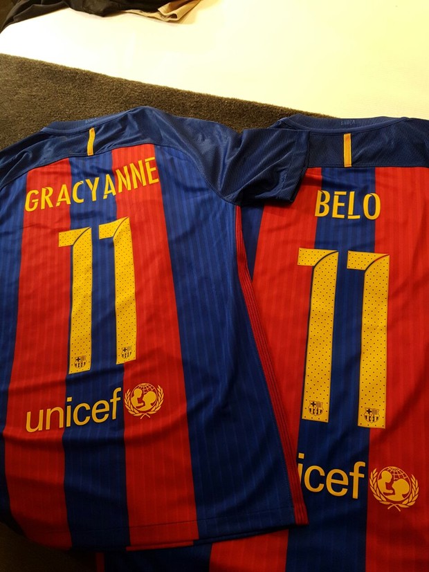 Belo e Gracyanne Barbosa ganham camisas personalizadas do craque Neymar (Foto: R2assessoria/Divulgação)