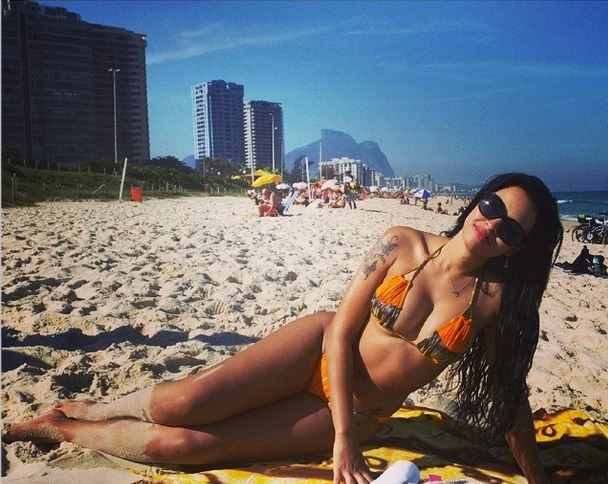 Ariadna de biquíni na praia (Foto: Instagram / Reprodução)