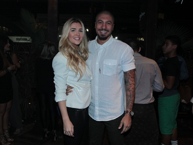Ex-BBBs Aline e Fernando em festa no Rio (Foto: Marcello Sá Barretto/ Ag. News)