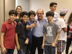 Renato Aragão vai com a família ao cinema e posa com fãs