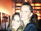Gisele Bündchen posta foto com a irmã e comemora: 'Super feliz'
