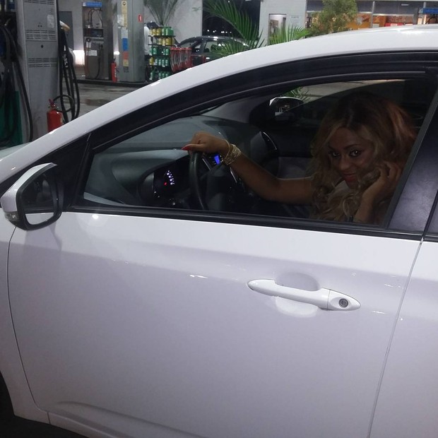 Cariúcha abastacendo o carro no posto de gasolina (Foto: Reprodução/Instagram)