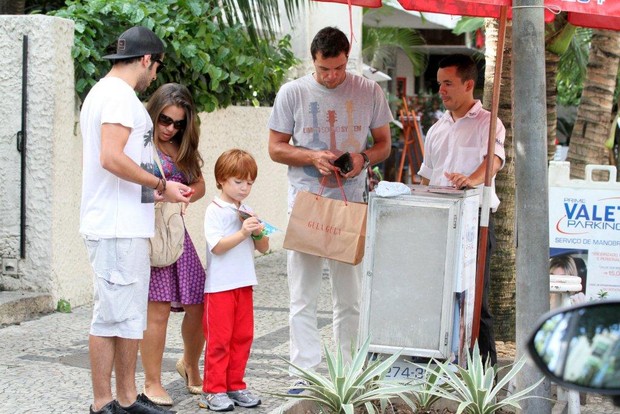 Rodrigo Lombardi almoça com família no RJ (Foto: André Freitas / AgNews)