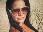 Solange Gomes faz topless em praia deserta no Rio
