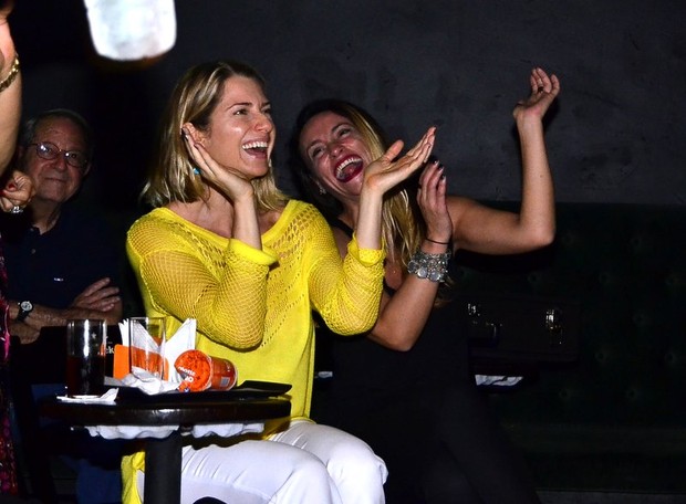 Letícia Spiller e Suzana Pires na plateia durante o show do folho Pedro Novaes (Foto: Henrique Oliveira/Ag News)