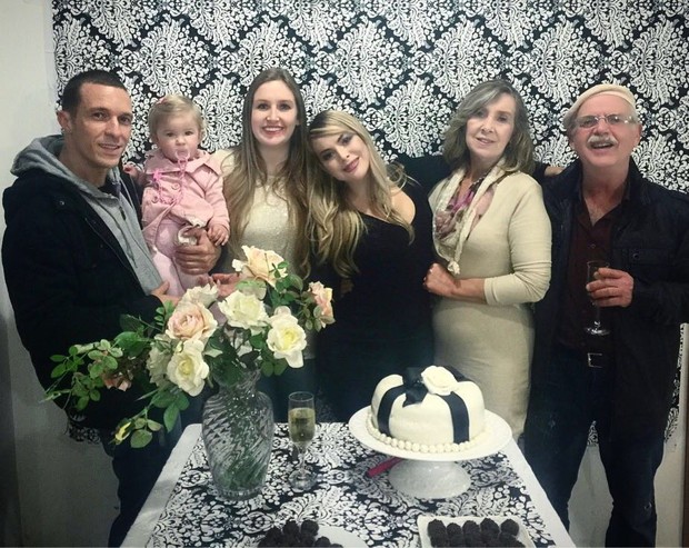 Jéssica Lopes com a família (Foto: Divulgação)