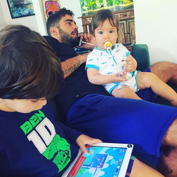 Pedro Scooby com dois dos filhos: Dom, de 4 anos, e Bem, de 10 meses (Foto: Reprodução / Instagram)