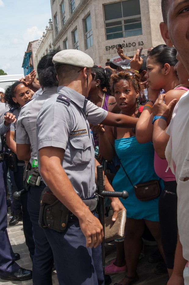 Jay-Z e Beyoncé causam tumulto em Cuba (Foto: STR/Agência AFP)