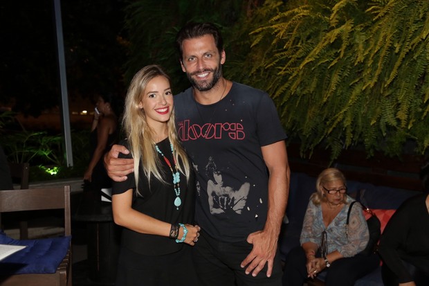 Henri Castelli posa com a namorada (Foto:  Felipe Assumpção e Alex Palarea  / AgNews)