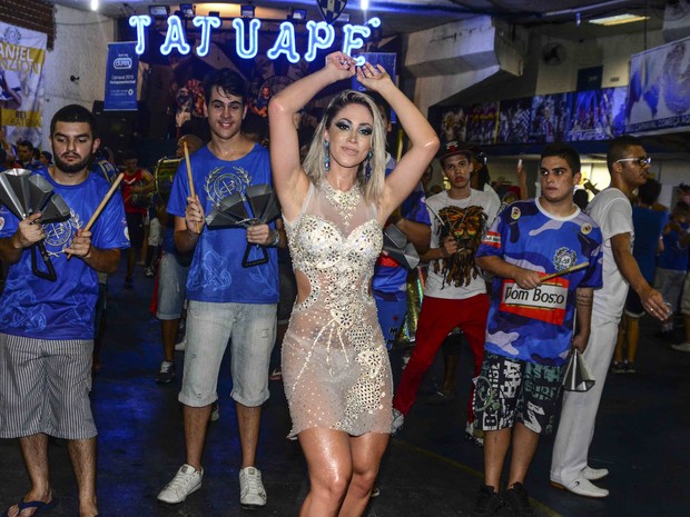 Ex-panicat Carol Narizinho na quadra da Acadêmicos do Tatuapé em São Paulo (Foto: Leo Franco/ Ag. News)