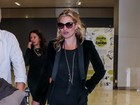 Kate Moss usa look discreto ao desembarcar em São Paulo