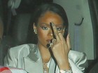 Rihanna se irrita e faz gesto obsceno para paparazzi