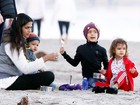 Camila Alves curte praia com os filhos nos Estados Unidos