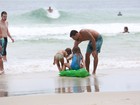 Cauã Reymond curte praia com a filha, Sofia
