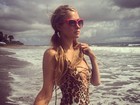 Paris Hilton usa look de oncinha para curtir praia em Bali