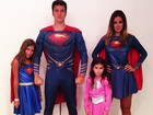 Rodrigo Faro posa de super-herói com a família