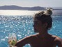 Bárbara Evans relembra clique de topless em viagem à Grécia