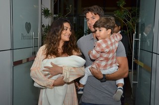 Juliana Paes sai da maternidade (Foto: Leo Marinho/ Ag. News)