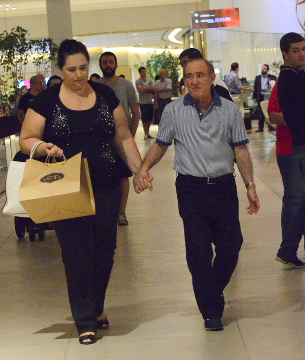 Renato Aragão com a esposa no Shopping (Foto: Marcus Pavão/ Ag. News)