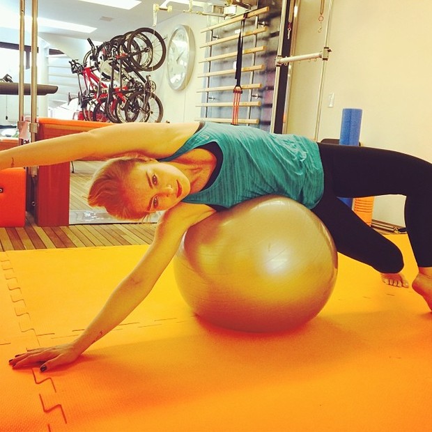 Angélica fazendo pilates (Foto: Instagram / Reprodução)