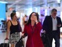Regina Duarte se diverte e manda beijo para fotógrafo em aeroporto