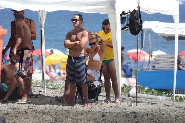 Romário e a namorada, Dixie Pratt, na praia (Foto: AgNews)