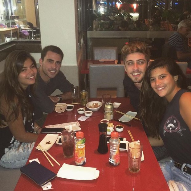 Eike Duarte e Giulia Costa jantam com amigos (Foto: Instagram / Reprodução)