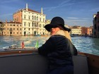 Fiorella Mattheis passeia de barco por Veneza