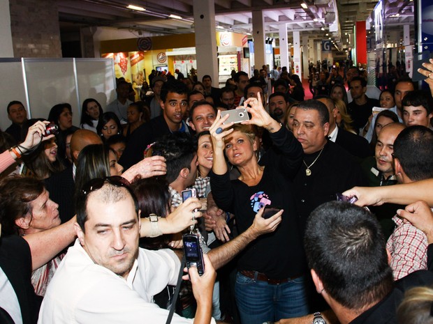 Xuxa causa tumulto em feira (Foto: Manuela Scarpa /Foto Rio News)