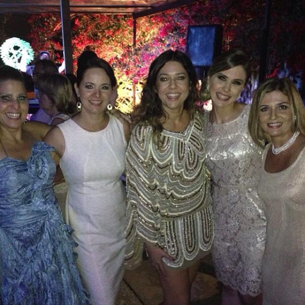 De vestido curto, Malu (centro) com as convidadas da festa (Foto: Reprodução/Instagram)