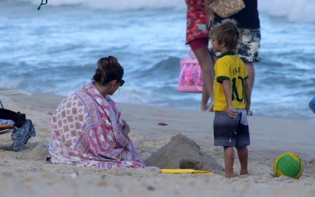 Fernanda Lima e Rodrigo Hilbert com os filhos na praia do Leblon, RJ (Foto: J.Humberto / AgNews )