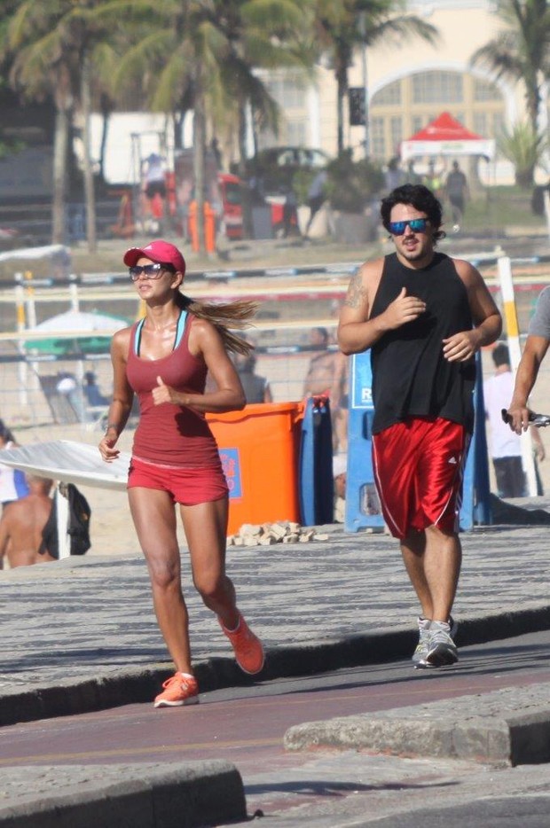 Letícia Wiermann corre e depois caminha com o namorado na orla do Leblon (Foto: J.Humberto/AgNews)