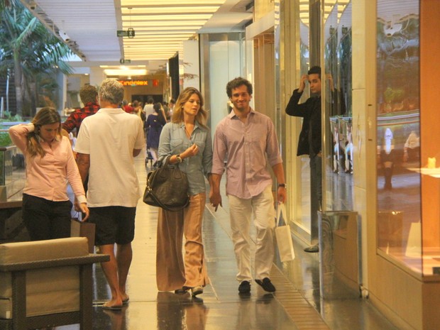 Paulo Rocha com a namorada em shopping no Rio (Foto: Daniel Delmiro/ Ag. News)