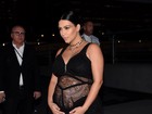 Kim Kardashian, grávida, usa vestido transparente durante evento de moda