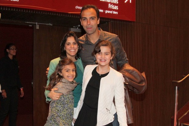 Tadeu Schmidt com a família na estreia de &quot;Os Ilusionistas&quot; (Foto: Anderson Borde / AgNews)