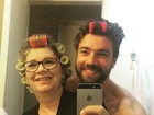 Lucas Valença, o 'Hipster da Federal', posa de bobe de cabelo com a mãe