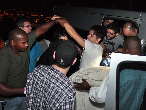 Nasser é resgatado da van do programa 'Pânico' após festa do 'BBB' (Foto: Roberto Teixeira/ EGO)
