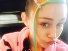 Miley Cyrus pinta cabelo com as cores do arco-íris