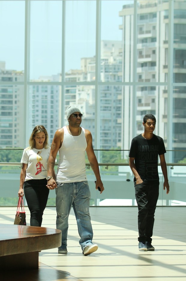 Adriano com a namorada e o irmão (Foto: Ag. News)