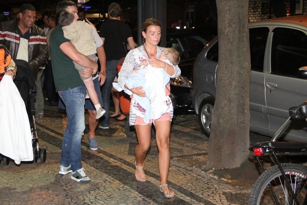 Coleen Rooney vai a restaurante no Rio com o filho (Foto: Rodrigo dos Anjos e Marcelo Sá Barreto / AgNews)
