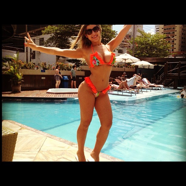 Ana Paula Minerato curte piscina em Fortaleza (Foto: Instagram / Reprodução)