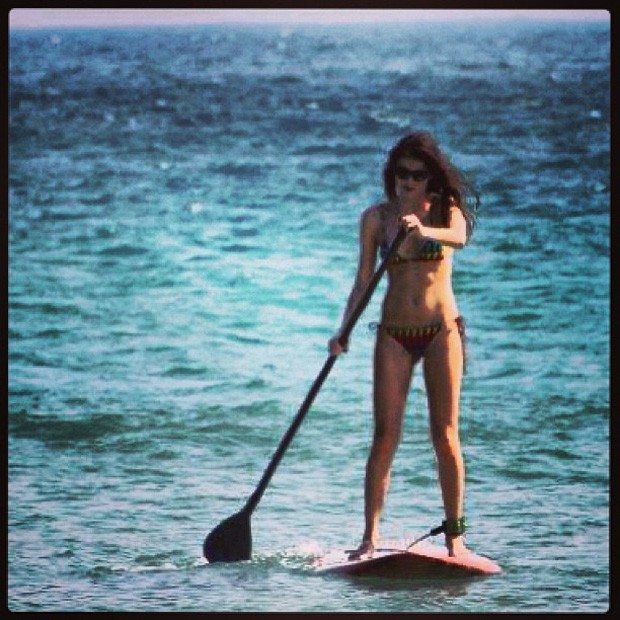 Isabeli Fontana posta foto fazendo stand up paddle (Foto: Instagram / Reprodução)