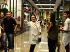 Regina Duarte passeia em shopping carioca com os netos