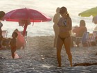 Rita Guedes se exercita de biquíni na praia e mostra boa forma aos 42 anos
