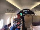 Cristiano Ronaldo tira onda em jatinho e faz charme: 'Viajando sozinho'