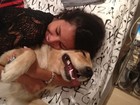 Namorada de Bruno Gissoni posta foto abraçada com a cadela do ator