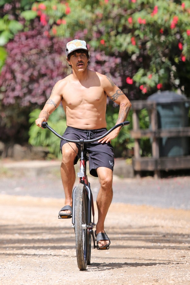 Anthony Kiedis, do Red Hot Chili Peppers, no Havaí (Foto: AKM-GSI Brasil/ Splash News)