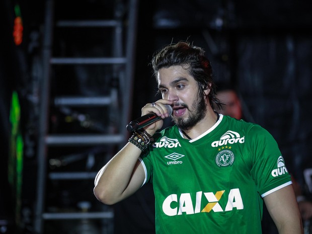 Luan Santana usa camisa do Chapecoense em show em São Paulo (Foto: Raphael Castello/ Ag. News)