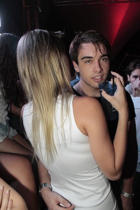 Olin Batista com a namorada, Jade Giron, em festa na Marina da Glória, Zona Sul do Rio (Foto: Isac Luz/ EGO)